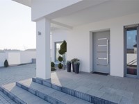 ¿Qué tipo de puerta de aluminio o PVC se adapta mejor a tu negocio?